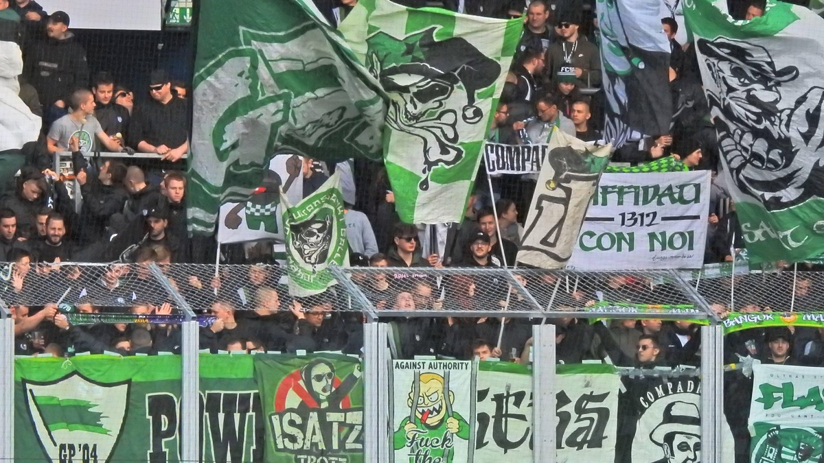 IMAGO / Geisser

16.02.2020 Luzern Schweiz, Fussball Herren Saison 2019/2020 FC Luzern - FC St.Gallen . Im Bild : (FC St.Gallen) Fans Fahnen Flaggen Aktion Zuschauer Viele Menge c) Manuel Geisser ***  ...