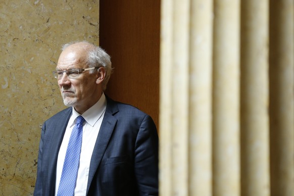 Josias Gasser (GLP-GR) verfolgt eine Debatte im Nationalrat, am Mittwoch, 16. September 2015, waehrend der Herbstsession der Eidgenoessischen Raete in Bern. (KEYSTONE/Peter Klaunzer)