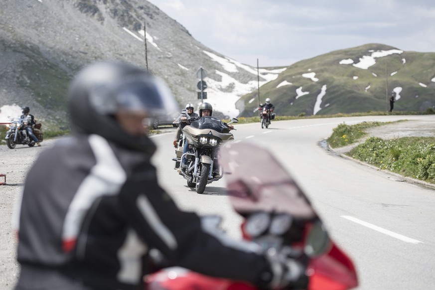 Motorradfahrer auf der Furka Passstrasse am Samstag, 14. Juli 2018. Die Furka Passstrasse erlebt zur Zeit Hochbetrieb mit vielen Fahrradfahrern, Motorradfahrern, Reisecars, Wohnmobilen und allen arten ...