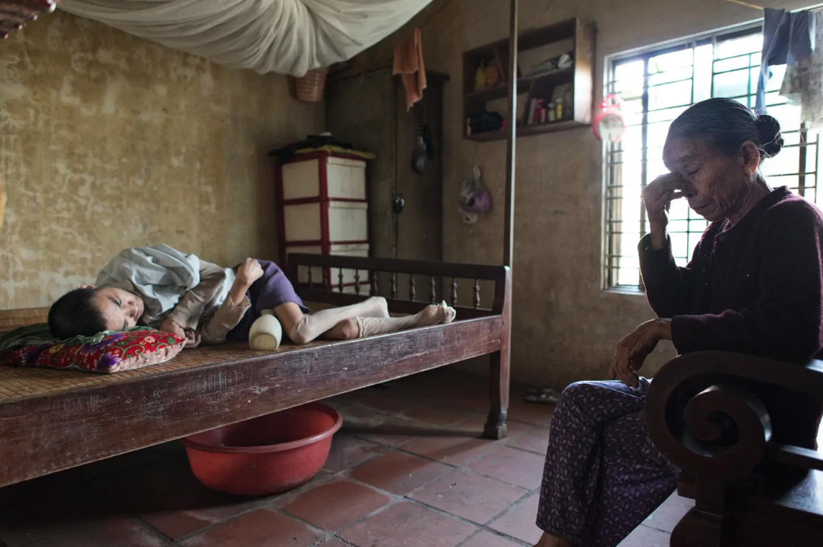 Die Agent-Orange-Folgen haben Tran Duch Nghia gelähmt und verstummen lassen. Hier mit seiner Tante Le Thi Chanh. Tran ist 2015 verstorben.