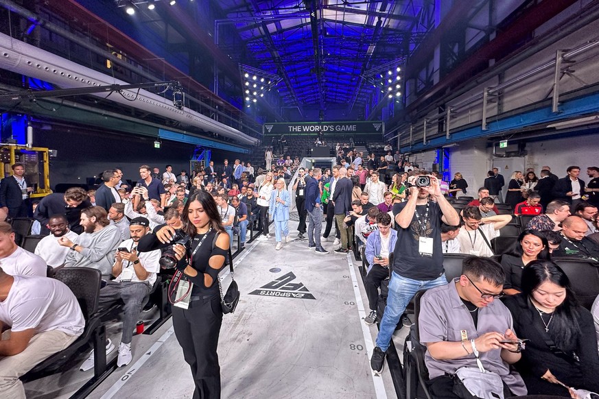 Journalisten und Influencer in Amsterdam warten gespant auf die erste öffentliche Präsentation von EA Sports FC.