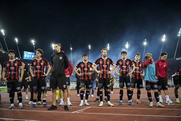 Die unterlegenen Aarauer vor den Fans beim Super League/Challenge League Barrage Rueckspiel zwischen dem Grasshopper Club Zuerich und dem FC Aarau, am Donnerstag, 21. Mai 2026 in im Stadion Letzigrund ...