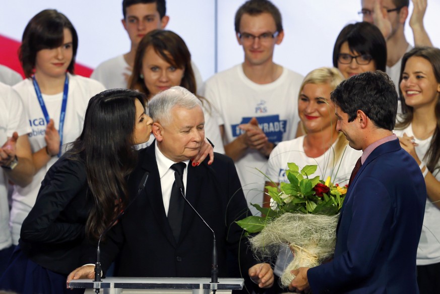Küsschen von der Tochter: Jaroslaw Kaczynski, Mitgründer der siegreichen Partei «Recht und Gerechtigkeit».