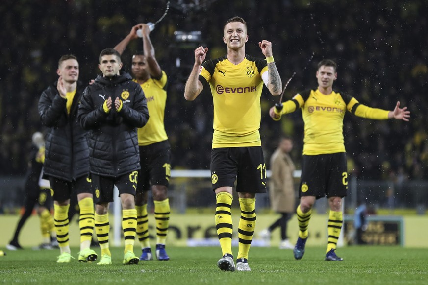 epa07156417 Dortmund players celebrate winning the German Bundesliga soccer match between Borussia Dortmund and Bayern Munich in Dortmund, Germany, 10 November 2018. EPA/FRIEDEMANN VOGEL CONDITIONS -  ...