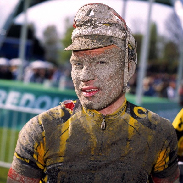 IMAGO / Bürhaus

Lars Michaelsen (Dänemark / Team Coast) völlig verdreckt - typisch Paris - Roubaix