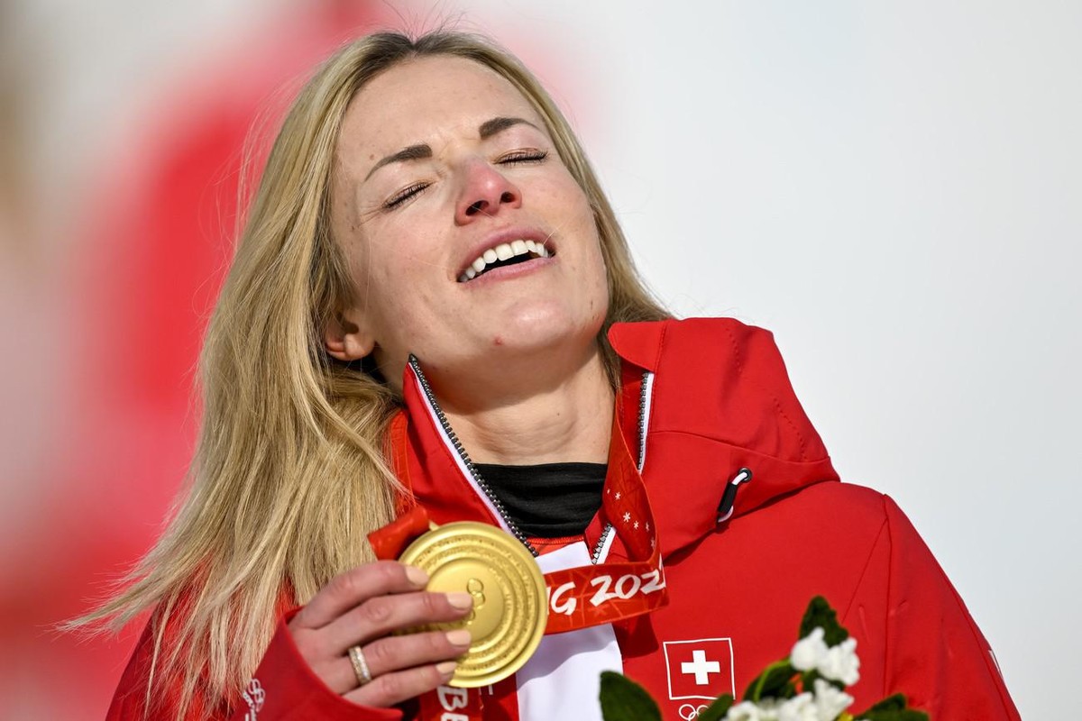 Lara Gut-Behrami était très émue vendredi matin au moment de recevoir sa médaille d'or du super-G des JO de Pékin.