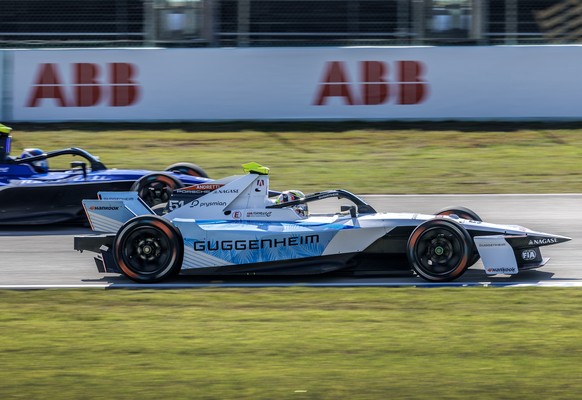 epa12027332 Nico Mueller of Team Andretti Formula E Team (R), followed by Jake Hughes of Team Masserati Racing Formula E Team, drives during the Qualifying for the Miami E-Prix at the Homestead Miami  ...