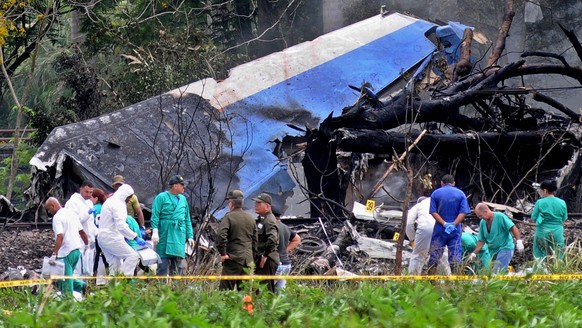 epaselect epa06748392 Police and military personnel work among the wreckage of the Boeing-737 plane that crashed shortly after taking off from the Jose Marti airport in Havana, Cuba, 18 May 2018. Most ...