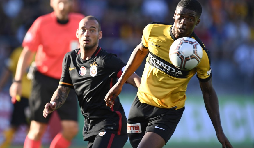 19.07.2016; Biel; Fussball Uhrencup - BSC Young Boys – Galatasaray Istanbul;
Kwadwo Duah (R, YB) gegen Wesley Sneijder (Galatasaray)
 (Urs Lindt/freshfocus)