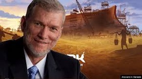 Der Initiant Ken Ham vor seiner Arche.