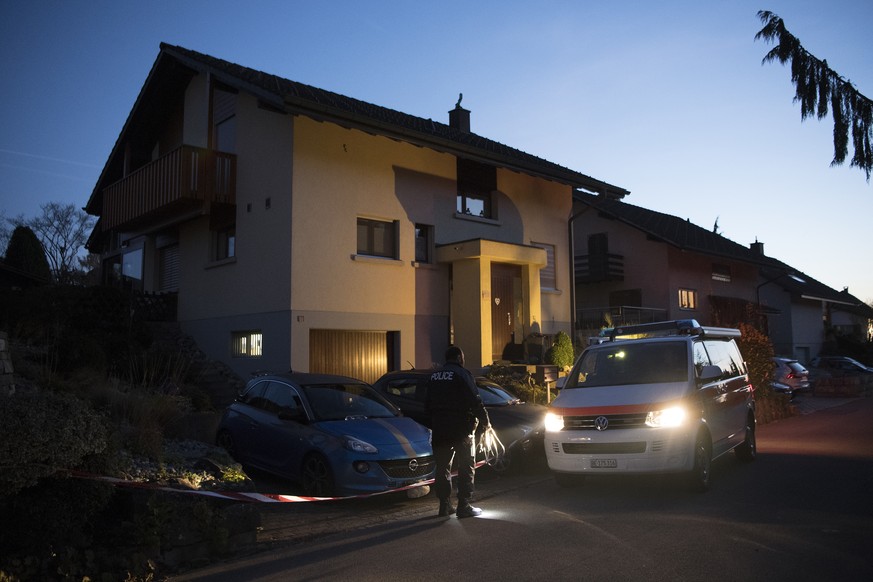 Polizisten stehen vor einem Einfamilienhaus in Suberg BE, am Mittwoch, 15. November 2017. Laut einer Meldung hat die Kantonspolizei Bern in der Nacht auf Mittwoch zwei Personen in einem Haus tot aufge ...