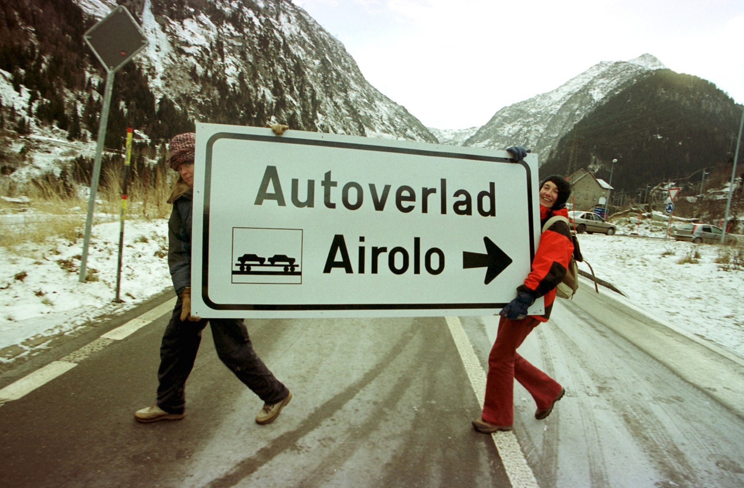 Nach dem Tunnelbrand im Oktober 2001 wurde der Autoverlad am Gotthard provisorisch wieder eröffnet.