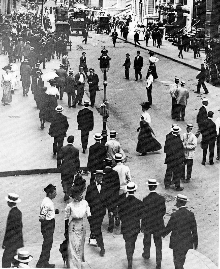 New York Anfang der 20er: Ohne Hut geht es nicht. Man muss nur wissen, wann welcher sozial gestattet ist.<br data-editable="remove">