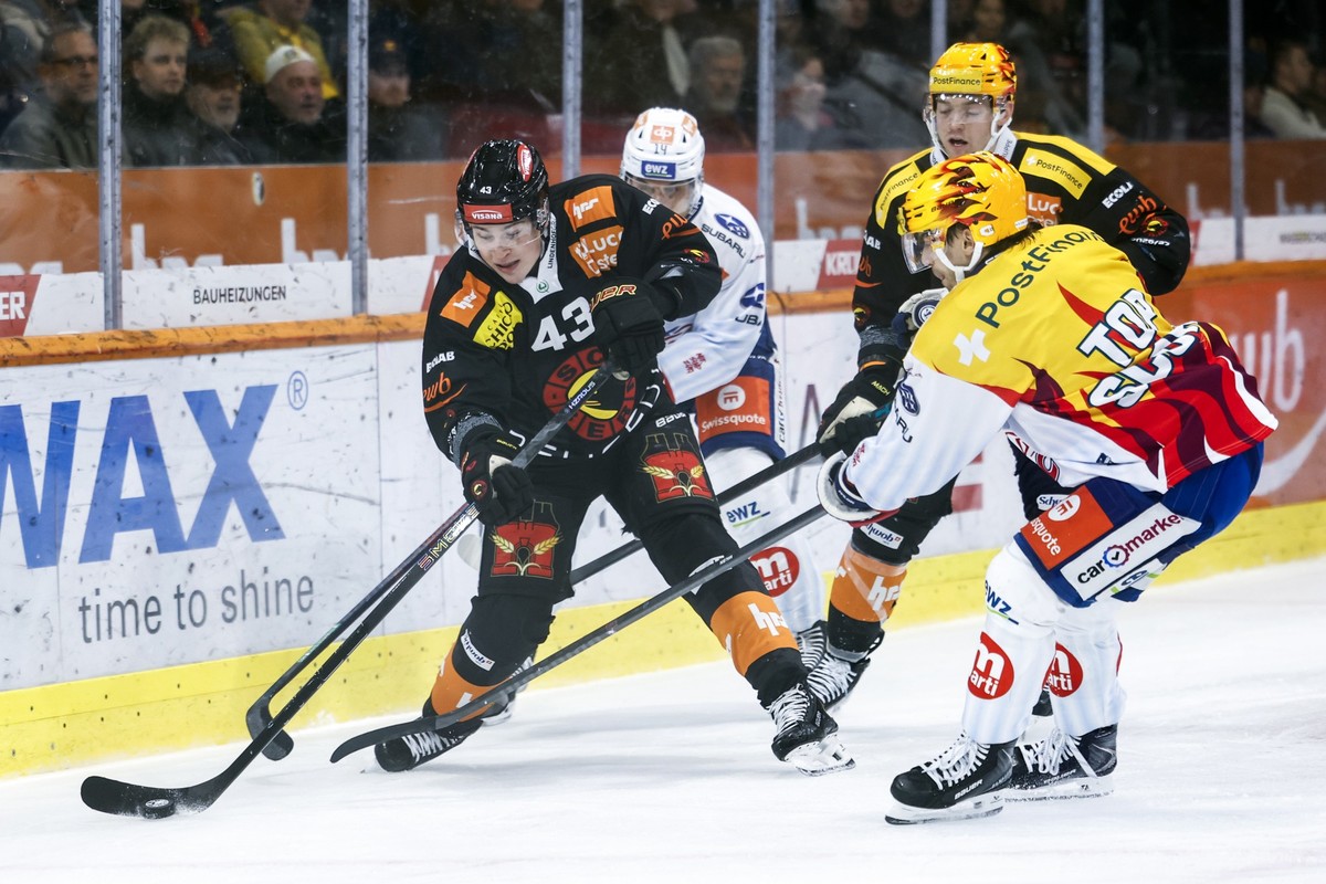 Von links: Alain Graf (SCB), Chris Baltisberger (ZSC), PostFinance Top Scorer Denis Malgin (ZSC) und PostFinance Top Scorer Ian Mitchell (SCB) in Aktion im Eishockey Meisterschaftsspiel der National L ...