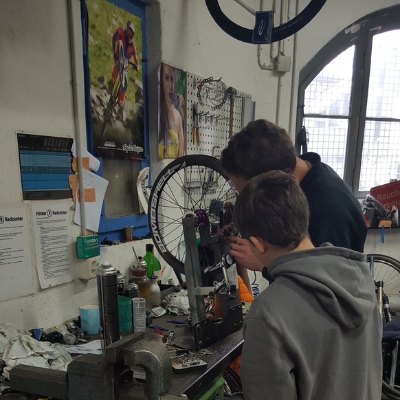 Andreas unser Lehrling beim Räder Zentrieren mit Yannick beide Voll konzentriert. Sie wollten sich aber nicht umkehren...
Yannick, 14
Fricker 2 Radcenter
Dübendorf