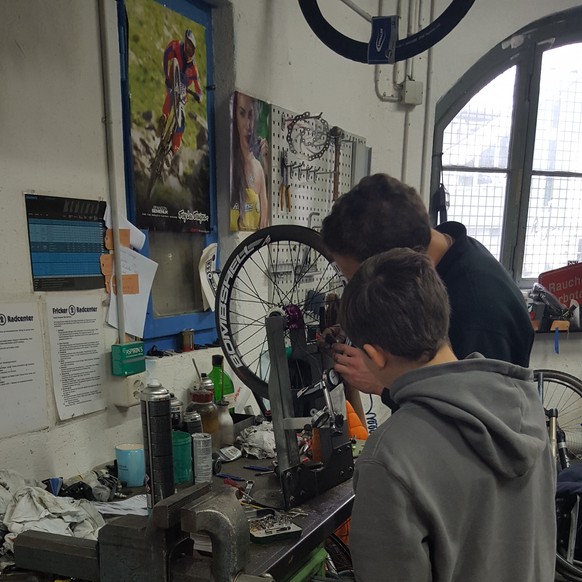 Andreas unser Lehrling beim RÃ¤der Zentrieren mit Yannick beide Voll konzentriert. Sie wollten sich aber nicht umkehren...
Yannick, 14
Fricker 2 Radcenter
DÃ¼bendorf