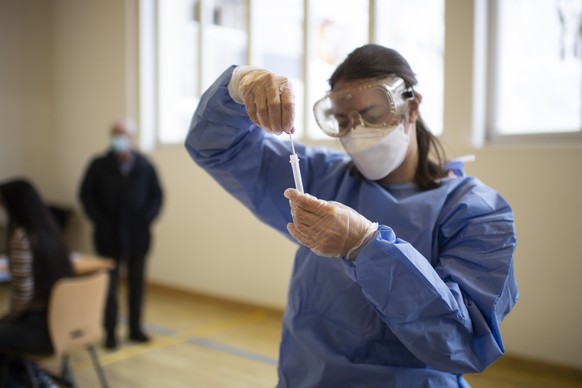 Personal macht einen Schnelltest bei Covid-19 Flaechentests, aufgenommen am Freitag, 11. Dezember 2020, in Zuoz. Der Kanton Graubuenden fuehrt derzeit in drei Regionen freiwillige Flaechentests als Pi ...