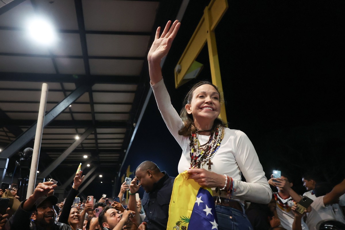 epa13332093 Venezuelan opposition leader Maria Corina Machado greets supporters in Caracas, Venezuela, 25 October 2026. Machado, the 2025 Nobel Peace Prize laureate, traveled through northern Venezuel ...