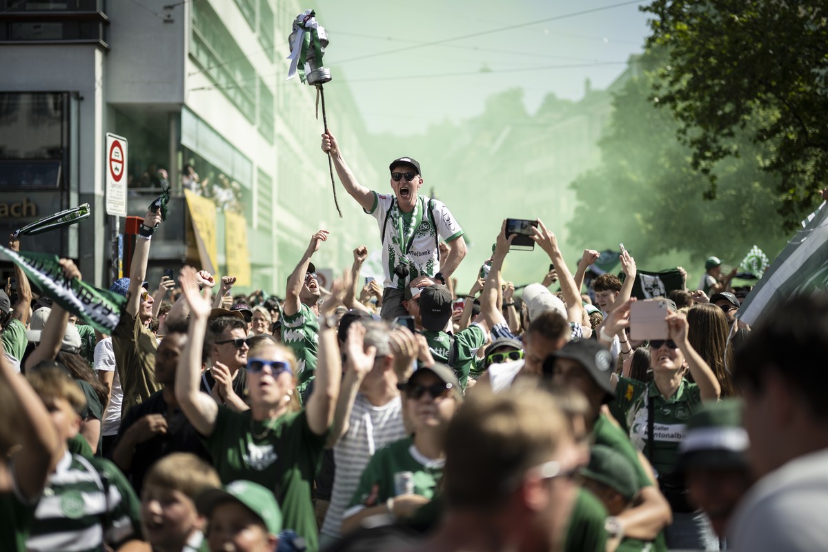 KEYPIX - Fans des FC St. Gallen feiern den Sieg ihrer Mannschaft beim Public Viewing des Fussball Cupfinals zwischen dem FC Stade Lausanne-Ouchy und dem FC St. Gallen, am Sonntag, 24. Mai 2026, in St. ...