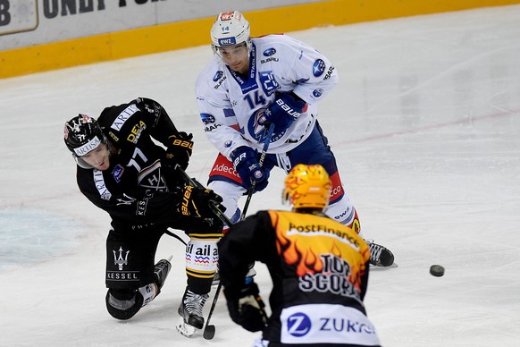 Luganoâs player Bobby Sanguinetti, left, fights for the puck with Zurich&#039;s player Chris Baltisberger, right, during the preliminary round game of National League Swiss Championship 2017/18 betw ...