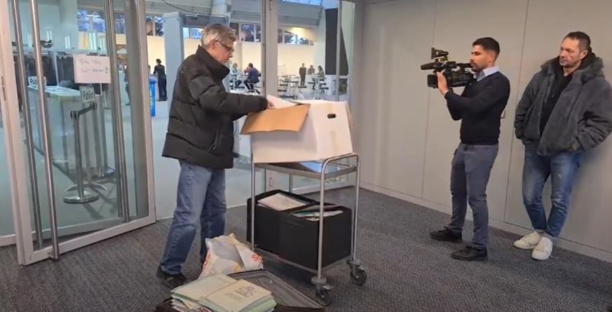 Journalisten filmen die Szene beim Zürcher Kantonsratssaal.