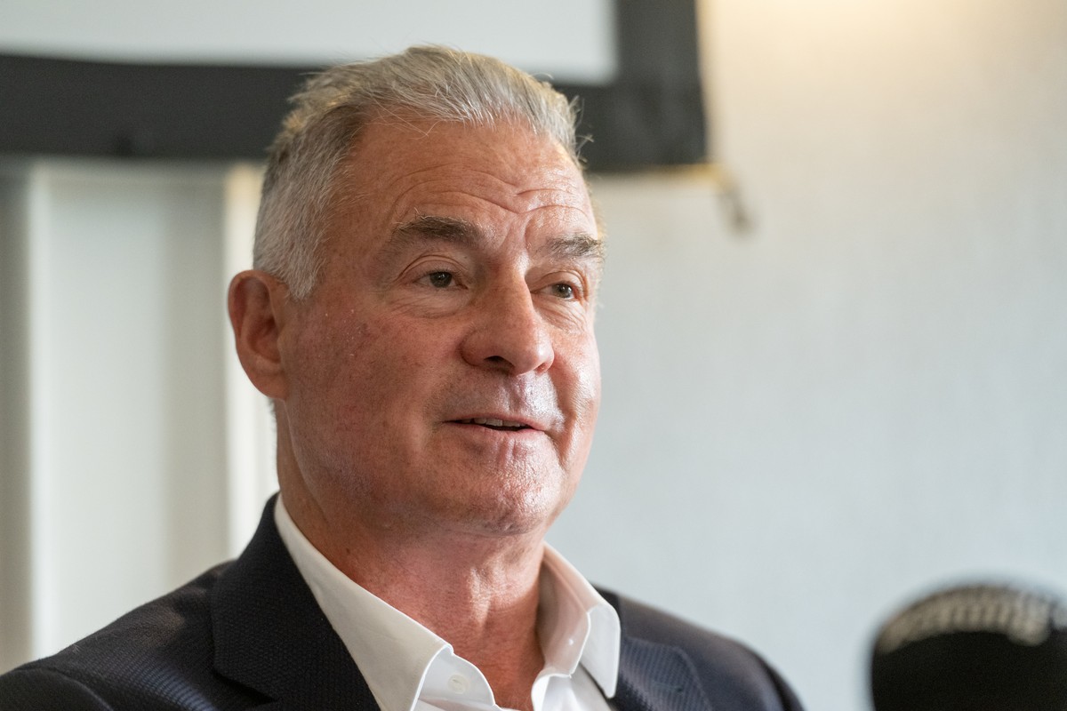 Anwalt Sacha Wigdorovits an der Pressekonferenz am Dienstag, 21. M�rz 2023 im Schweizerhof in Luzern. Der Unternehmer Bernhard Alpstaeg, Hauptaktionaer beim FC Luzern, liegt im Streit mit dem Verwaltu ...