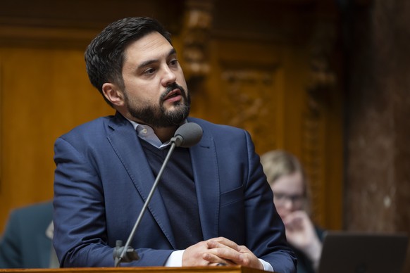 Cedric Wermuth, SP-AG, stellt eine Frage waehrend der Debatte um das Verbot von Nazisymbolen waehrend einer Sondersession des Nationalrats, am Mittwoch, 17. April 2024, im Nationalrat in Bern. (KEYSTO ...