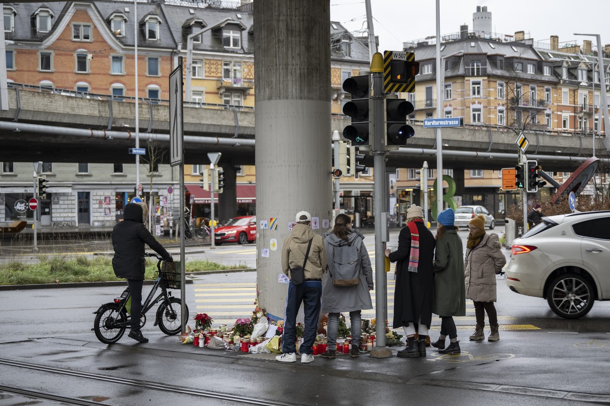 Eine Gedenkstaette in der Naehe des Unfallorts beim Escher-Wyss-Platz in Zuerich erinnern an einen verstorbenen Knaben, aufgenommen am Freitag, 23. Dezember 2022 . Am Mittwochmorgen ist am Escher-Wyss ...