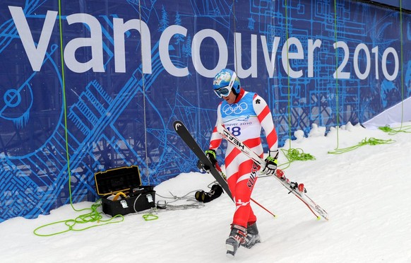 epa02026263 Switzerland's Didier Cuche walks to the finish line after the second Men's Alpine Skiing traning run, Whistler, Canada, 11 February 2010. The first traning run was canceled and t ...