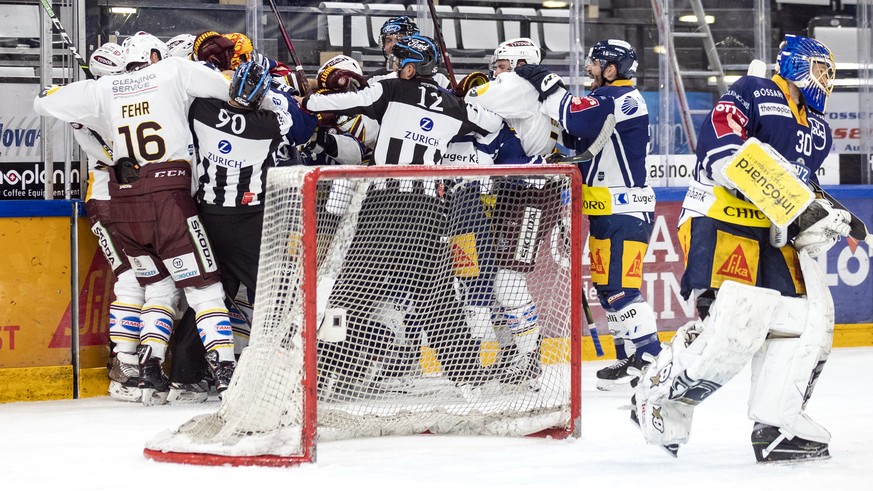 Schlaegerei auf dem Eisfeld nach dem Spielende im ersten Eishockey Playoff-Finalspiel der National League zwischen dem EV Zug und Geneve-Servette HC am Montag, 3. Mai 2021, in der Bossard Arena in Zug ...