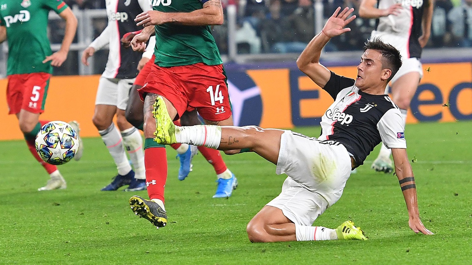 epa07941526 Juventus Paulo Dybala (R) and Lokomotiv Vedran Corluka in action during the UEFA Champions League group D soccer match Juventus FC vs Lokomotiv Moscow at the Allianz Stadium in Turin, Ital ...