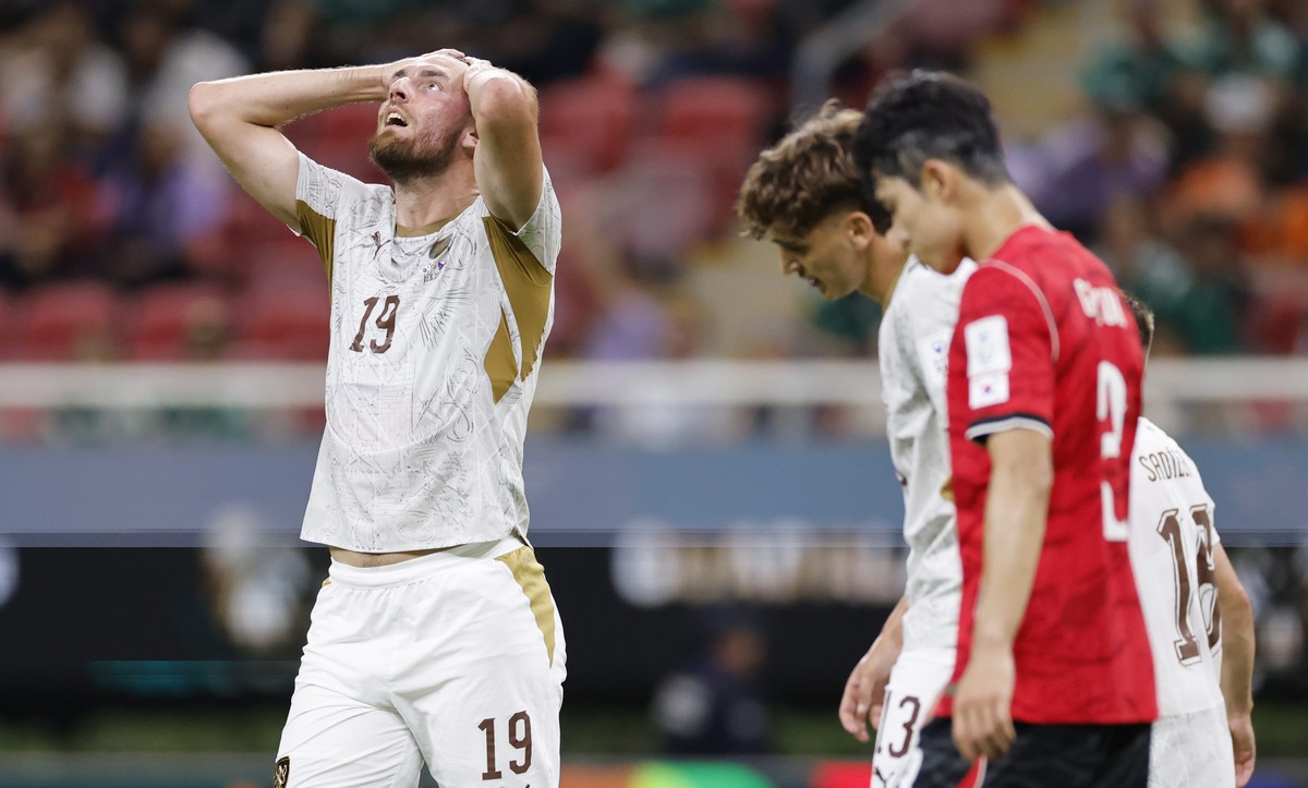 epaselect epa13031838 Tomas Chory (L) of Czechia reacts during the FIFA World Cup 2026 Group A match between South Korea and Czechia in Guadalajara, Mexico, 11 June 2026. EPA/FRANCISCO GUASCO