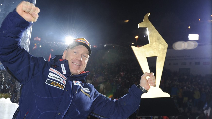 Didier Cuche of Switzerland during the winning ceremony of the Alpine Skiing World Cup in Kitzbuehel, Austria, 21 January 2012. (APA/ROLEX/Kurt Arrigo) +++ WIR WEISEN AUSDRUECKLICH DARAUF HIN, DASS EI ...