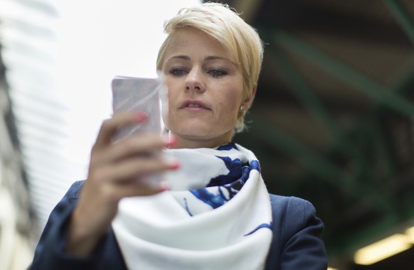 Member of the Swiss National Council Natalie Rickli telephones while waiting at the train station of Winterthur, Switzerland, on May 21, 2015. (KEYSTONE/Gaetan Bally) 

Natalie Rickli, Nationalraetin  ...