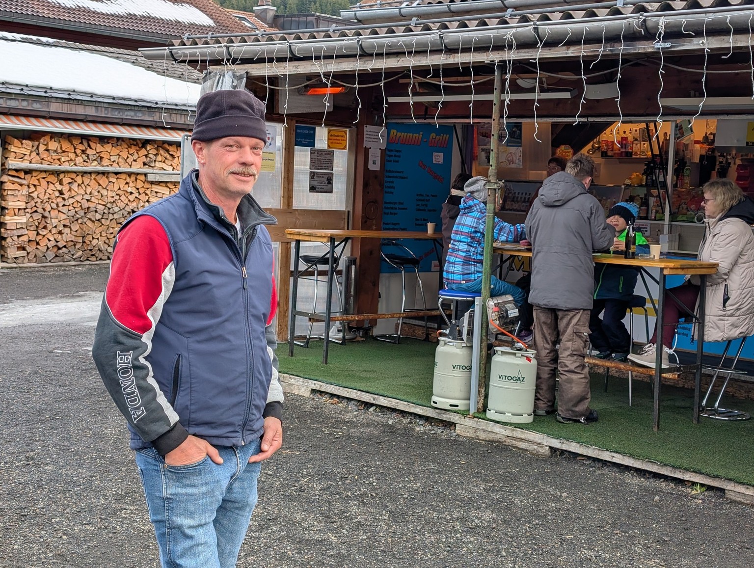 Beizer Franz Rüegg vor seinem Brunni Grill.