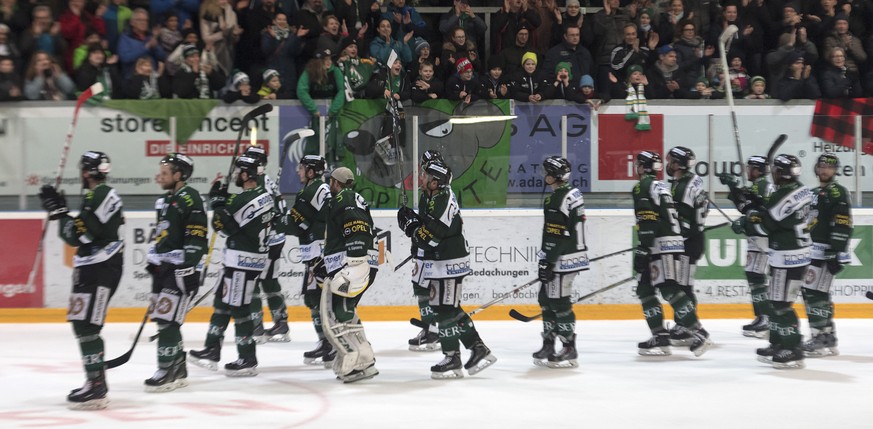 Die Oltener feiern mit den Zuschauern ihren Sieg nach dem zweiten Playoff-Finalspiel der Eishockey Swiss League zwischen dem EHC Olten und den SC Rapperswil-Jona Lakers in der Eishalle Kleinholz in Ol ...