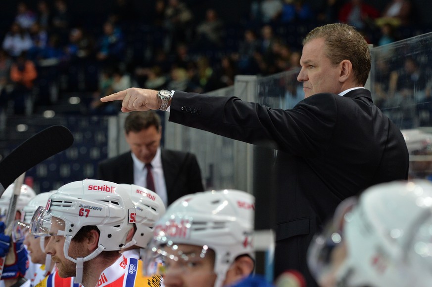 Kloten-Trainer Sean Simpson hielt sich gestern vornehm im Hintergrund.