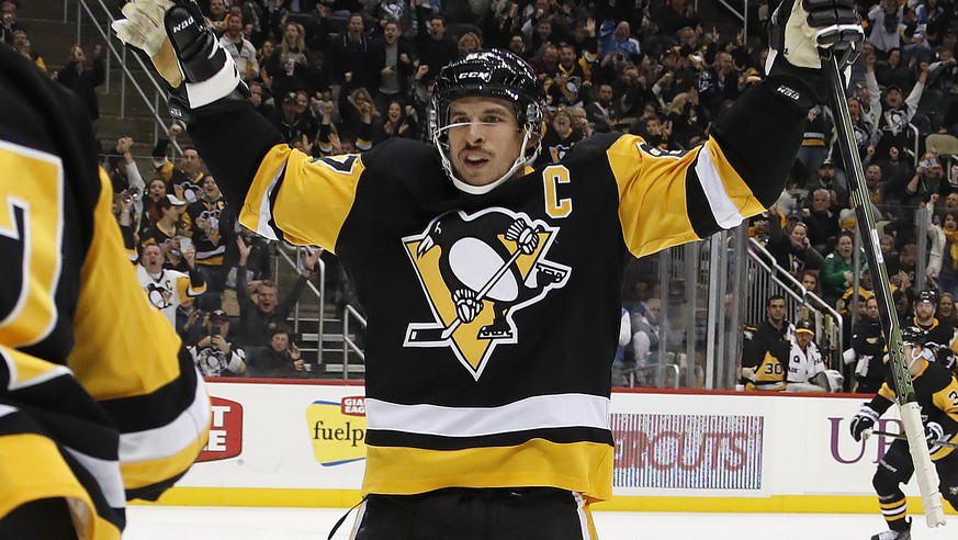 Pittsburgh Penguins&#039; Sidney Crosby (87) celebrates a goal by Dominik Simon with teammates during the second period of an NHL hockey game against the Arizona Coyotes in Pittsburgh, Saturday, Nov.  ...