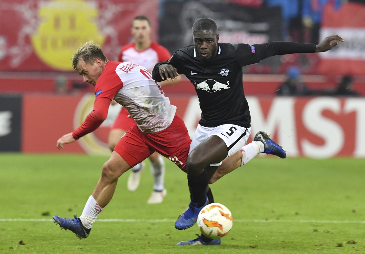 Leipzig's Dayot Upamecano, right, challenges for the ball with Salzburg's Fredrik Gulbrandsen, during the Europa League, Group B, soccer match between FC Salzburg and RB Leipzig on the Stati ...