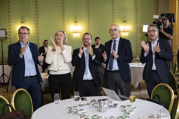 KEYPIX - HEV-Direktor Markus Meier, HEV-Praesident und Nationalrat Gregor Rutz, SVP-ZH, Mitte-Praesident und Nationalrat Philipp Matthias Bregy, Mitte-VS, Nationalraetin Patrizia von Falkenstein, FDP- ...