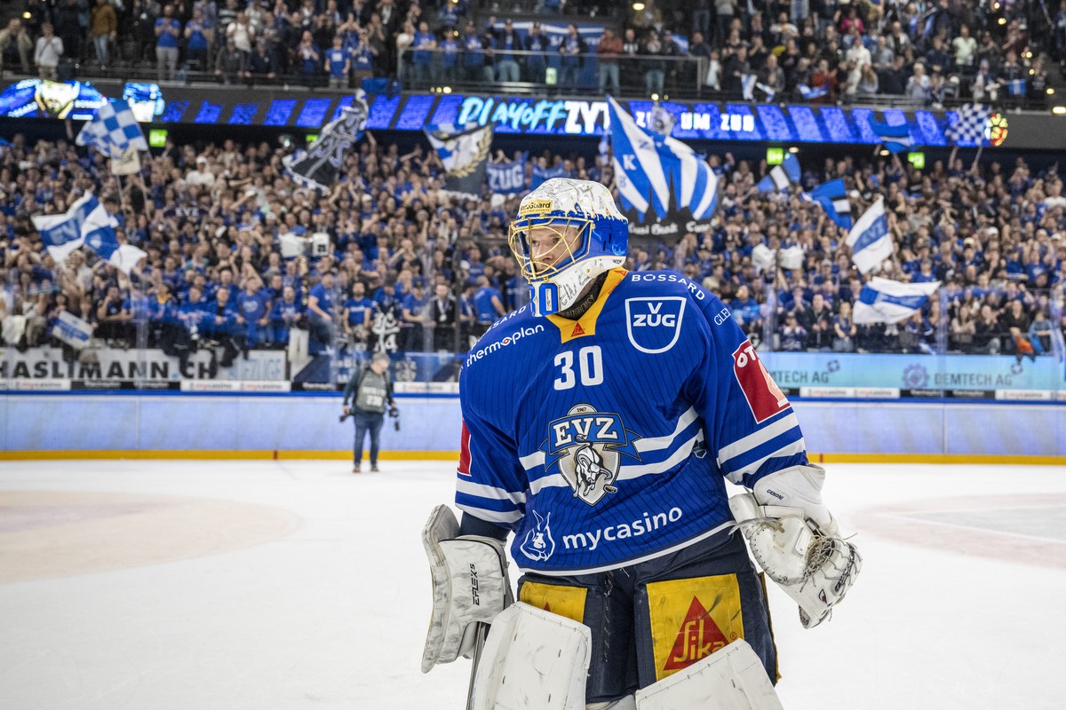 Die Zuger Torhueter Leonardo Genoni feiern den Sieg nach dem Eishockey Playoff 1/4 Final, Spiel 7 der National League zwischen dem EV Zug und dem SC Bern am Samstag, 30. Maerz 2024 in Zug. (KEYSTONE/U ...