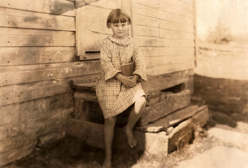Rural girl s first day of school, Pocahontas County, West Virginia, USA, Lewis Hine, 1921 PUBLICATIONxNOTxINxESP Copyright: xCircaxImagesx ghi-circa01306