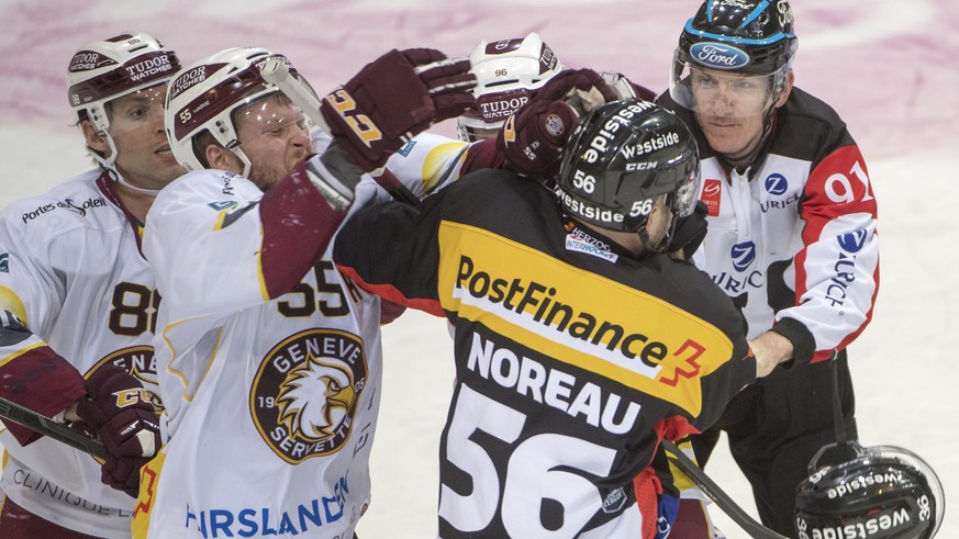 Berns Maxim Noreau, rechts, im Kampf mit Servettes Will Petschenig, Robert Rod, Kevin Romy, links, waehrend dem Eishockey National League Spiel zwischen dem SC Bern und dem Genf-Servette HC, am Montag ...