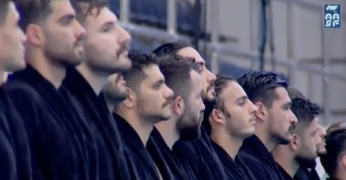 L'équipe national iranienne de water-polo muette durant l'hymne iranien en signe de soutien à la révolte en Iran.