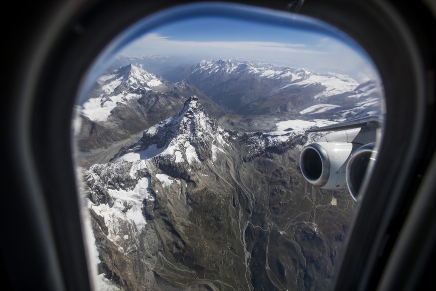 Swiss Airlines verabschiedet den BAe Avro RJ 100, beim letzten Flug von Genf nach Zuerich wurde auch das Matterhorn umflogen am Dienstag 15. August 2017. (KEYSTONE/Christian Merz)