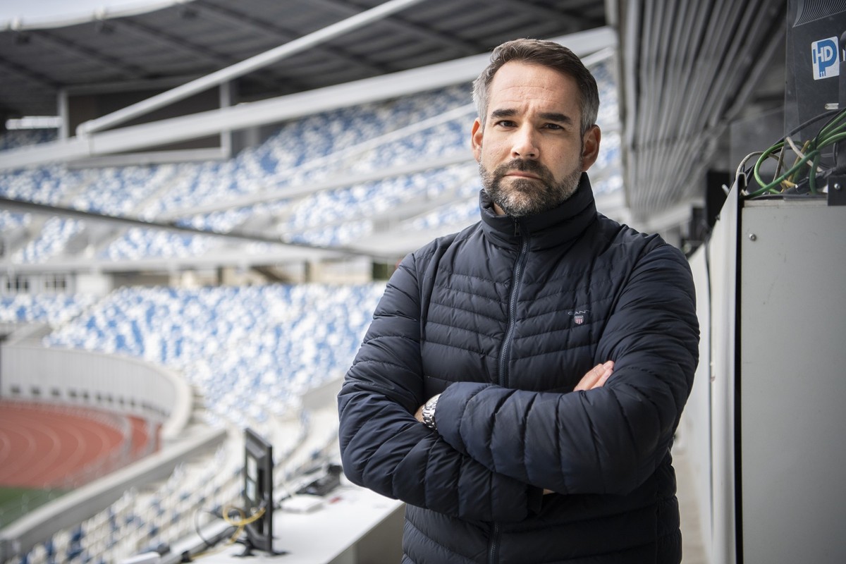 Sport-Kommentator David Lemos von RTS posiert am Freitag, 22. Maerz im Dinamo Stadion in Tiflis, Georgien. (KEYSTONE/Ennio Leanza)