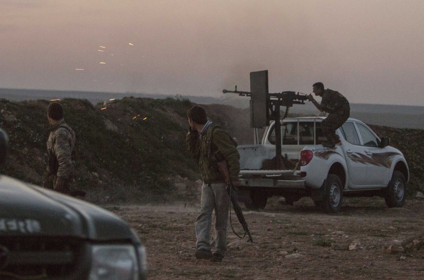 Kurdische Kämpfer verteidigen sich gegen den IS