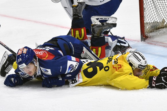 Der Zuercher Roger Karrer , links, gegen den Berner Mark Arcobellom rechts, im zweiten Eishockey Playoff-Halbfinalspiel der National League zwischen den ZSC Lions und dem SC Bern im Hallenstadion in Z ...