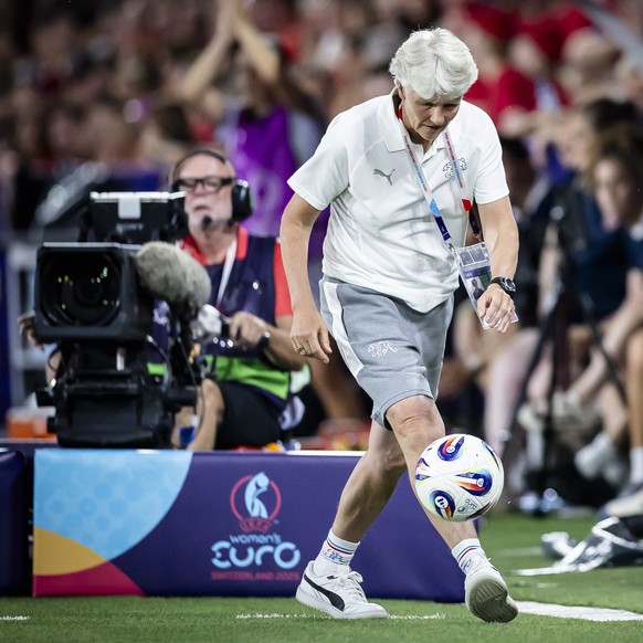 Switzerland&#039;s head coach Pia Sundhage during the UEFA Women&#039;s EURO 2025 Group A soccer match between Switzerland and Norway at the St. Jakob-Park stadium in Basel, Switzerland, on Wednesday, ...