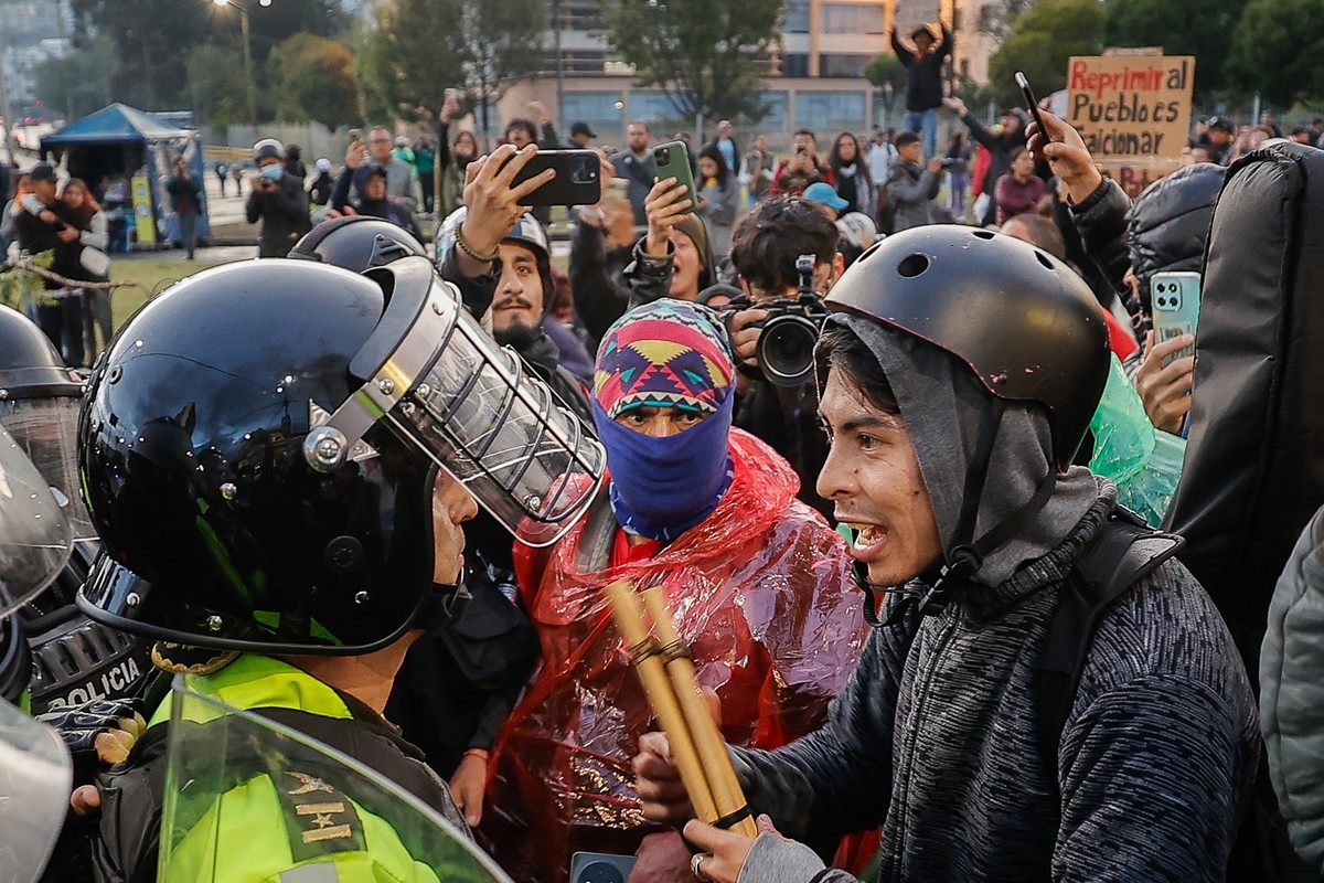 epaselect epa12418611 Protesters clash with Ecuadorian police during a demonstration against the government of Ecuadorian President Daniel Noboa, as well as rising diesel prices and to show support fo ...